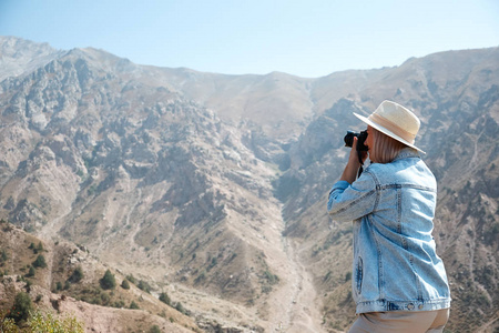 徒步旅行者摄影师用山描绘风景