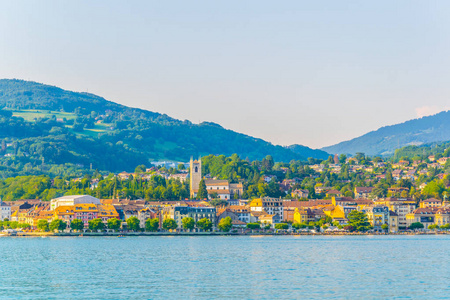 瑞士城市Veve的湖边