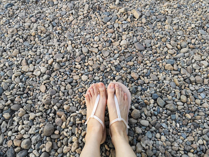 嬉皮士顶景自拍腿和脚在岩石背景照片-正版商用图片14pm30-摄图新