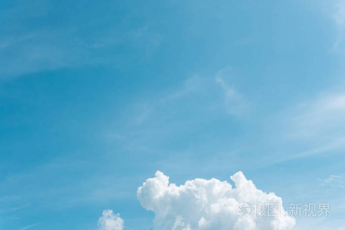 夏天蓝天柔和清澈的多云背景.蓬松的云移风在海滩上的