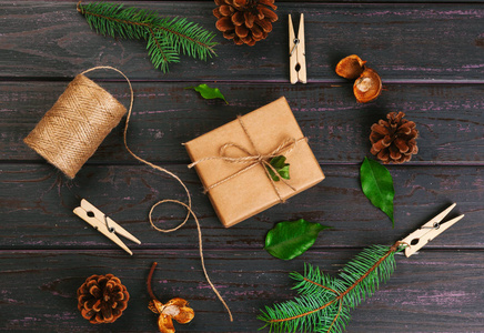 圣诞作文。圣诞礼物，针织毯，松果，木背景上的杉枝..