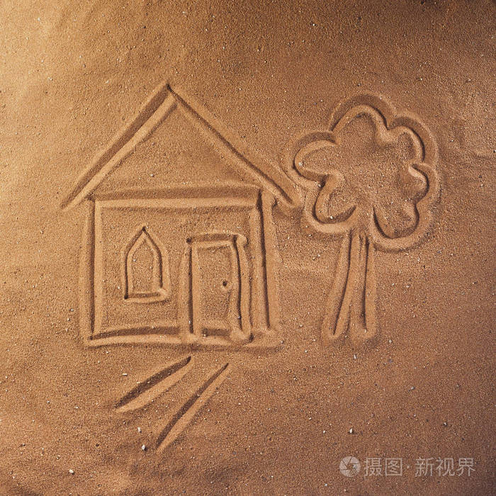 在房子和树的沙子上画画