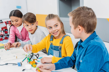 青少年学龄前儿童微笑制作带有详细信息的电动机器人