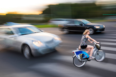 危险的城市交通状况，骑自行车和汽车在城市运动模糊