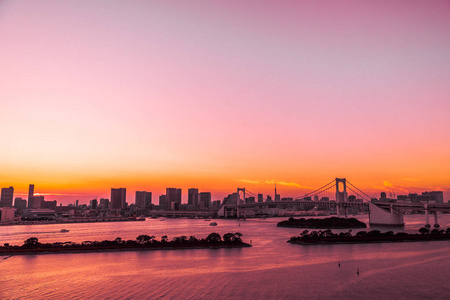 日本夕阳西下，用彩虹桥建造东京城市的美丽建筑