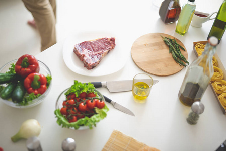 厨房桌子, 配有肉蔬菜橄榄油切菜板和刀