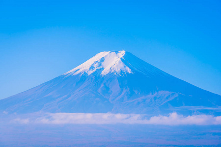 日本大林秋季枫叶树四周美丽的富士山景观，白云蓝天
