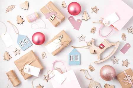 摩登极简主义圣诞礼物和彩色木制圣诞装饰的平躺。