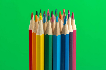 绿色背景上的彩色铅笔