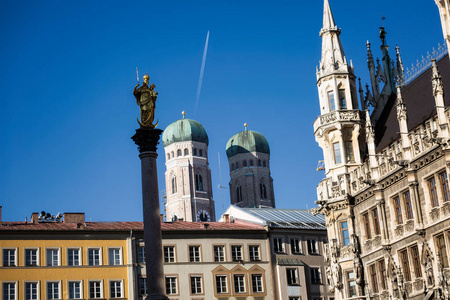 德国慕尼黑的Marienplat z市政厅和Fruenkirche。