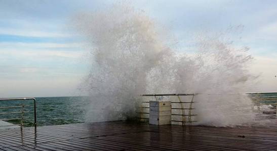 巨浪，巨浪，巨浪，巨浪，巨浪，巨浪，巨浪在暴风雨的一天，在敖德萨的力量，风暴的概念