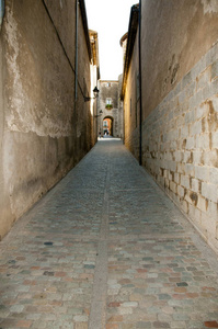 狭窄的鹅卵石街道西班牙吉罗纳