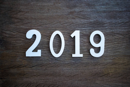 新年快乐2019背景概念切割木材编号2019在旧木桌上从顶部看，空间为文本网页横幅壁纸装饰，促销，销售广告提供。