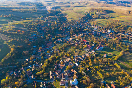 罗马尼亚特兰西瓦尼亚乡村的空中无人驾驶飞机景观