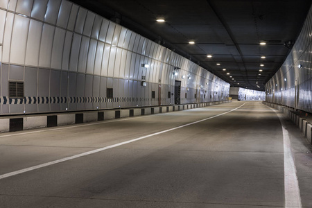 城市公路隧道中的抽象速度运动。 运动模糊背景。 空路位置