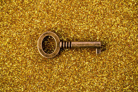 金色背景上的青铜钥匙图像