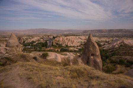 土耳其岩石房屋和教堂。 圆锥形沙丘中的洞穴房屋。 著名的城市和城堡