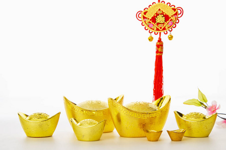中国新年装饰传统手工艺品，金锭和李子树，在空白的背景下，为商业推广和中国字母的意义丰富和好运。