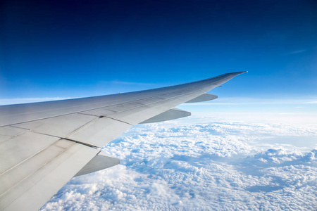 日出后，从机场起飞，从窗外看飞机，从亚洲到欧洲的航空运输过程中，从空中或顶部看到令人惊叹的蓝天和云彩