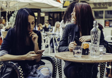 两个女朋友坐在咖啡馆里