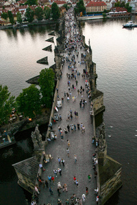 捷克共和国布拉格07262015年捷克共和国日落时查尔斯桥和布拉格城景观