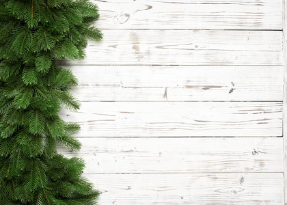 圣诞节背景与冷杉树枝在白色木板与复制空间。顶视图