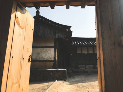 从木拱到韩国传统朝鲜村的老亚洲房子的景色