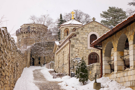 降雪下城的正统教堂图片