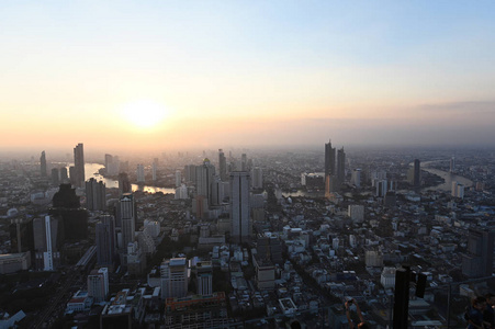 日落时带河流的曼谷城市景观鸟瞰图