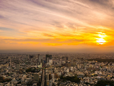 日本日落时东京市区周围建筑的美丽鸟瞰图