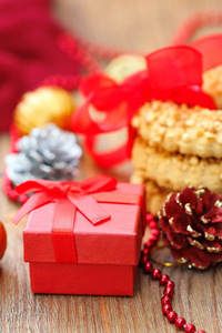 带坚果和节日装饰的甜蜜圣诞饼干