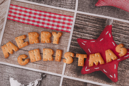 圣诞节或新年卡。 祝贺你的假期。 最喜欢的传统节日。 冬季背景。 圣诞快乐。 甜饼干和饼干里的单词。 奇迹的时刻。