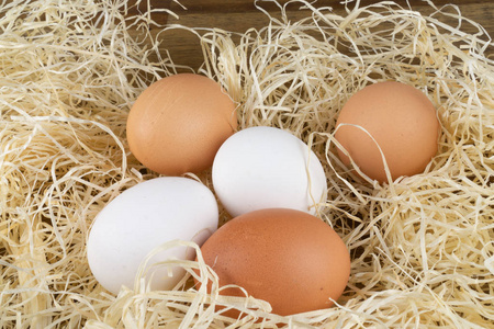 新鲜的鸡蛋在稻草里产卵