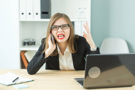 压力办公室歇斯底里人的概念有很多工作的好斗的女人