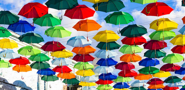 悬挂彩色雨伞的安装