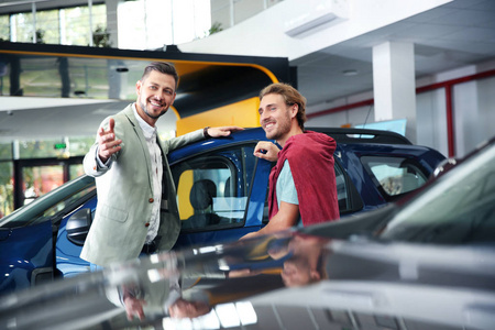 现代汽车经销商与客户的推销员