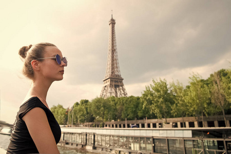 女孩看着埃菲尔铁塔在巴黎，法国