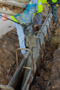 混凝土搅拌机汽车砌体施工工人在施工期间浇筑水泥