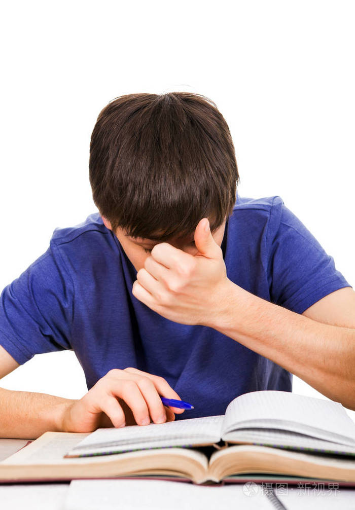 疲惫的学生在学校课桌上揉了揉眼睛,孤立在白色的背景