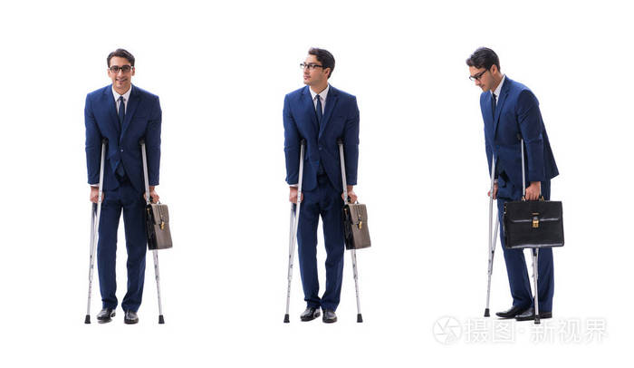 拄着拐杖在白色背景上孤立走路的商人