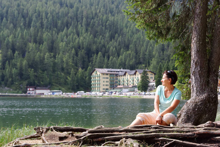 米苏里纳山湖。美丽的旅游景点。女游客