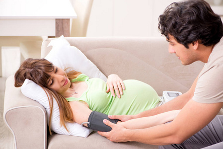 丈夫检查怀孕的妻子血压