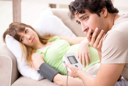 丈夫检查怀孕的妻子血压