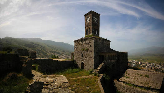 全景到吉诺卡斯特拉城堡与钟楼和时钟在吉诺卡斯特阿尔巴尼亚