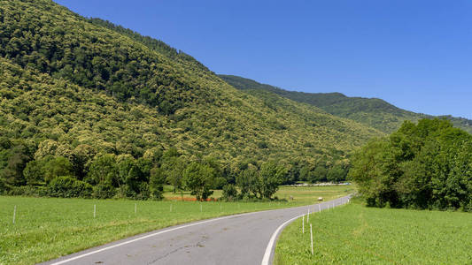 意大利皮埃蒙特山谷夏季沿自行车道的景观
