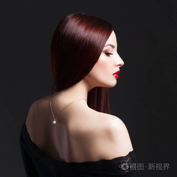 穿黑色性感连衣裙的女人漂亮的背部. 背着项链的美女