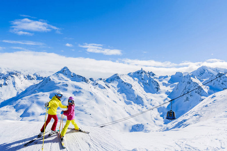 幸福的家庭在法国的瓦尔索林3山谷享受寒假。 在高山上玩雪和太阳。 寒假。