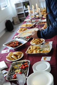 木制桌子上的各种菜肴，在传统的中东餐厅内部供应