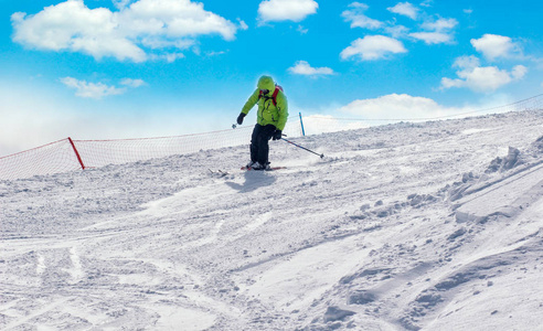 山里的滑雪者准备了活塞和晴天。