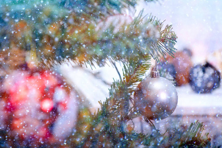 玩具挂在圣诞树的树枝上。 下雪